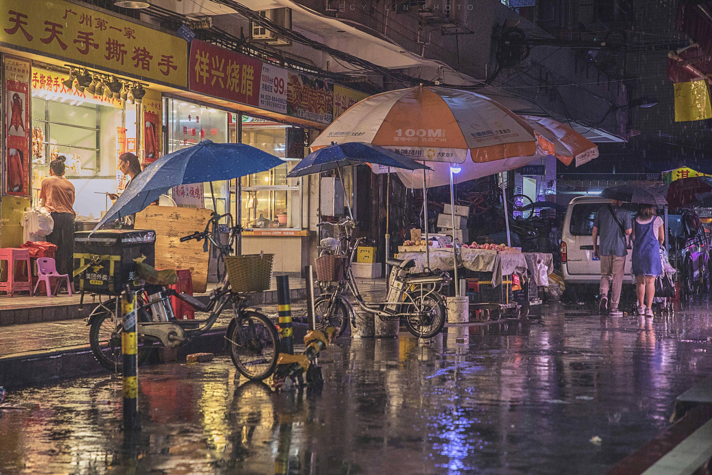 雨夜足球场_夜晚的足球场