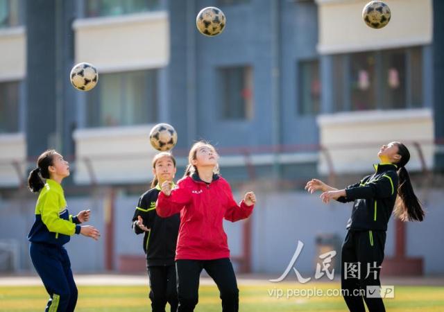 踢足球生女儿_女儿喜欢踢足球