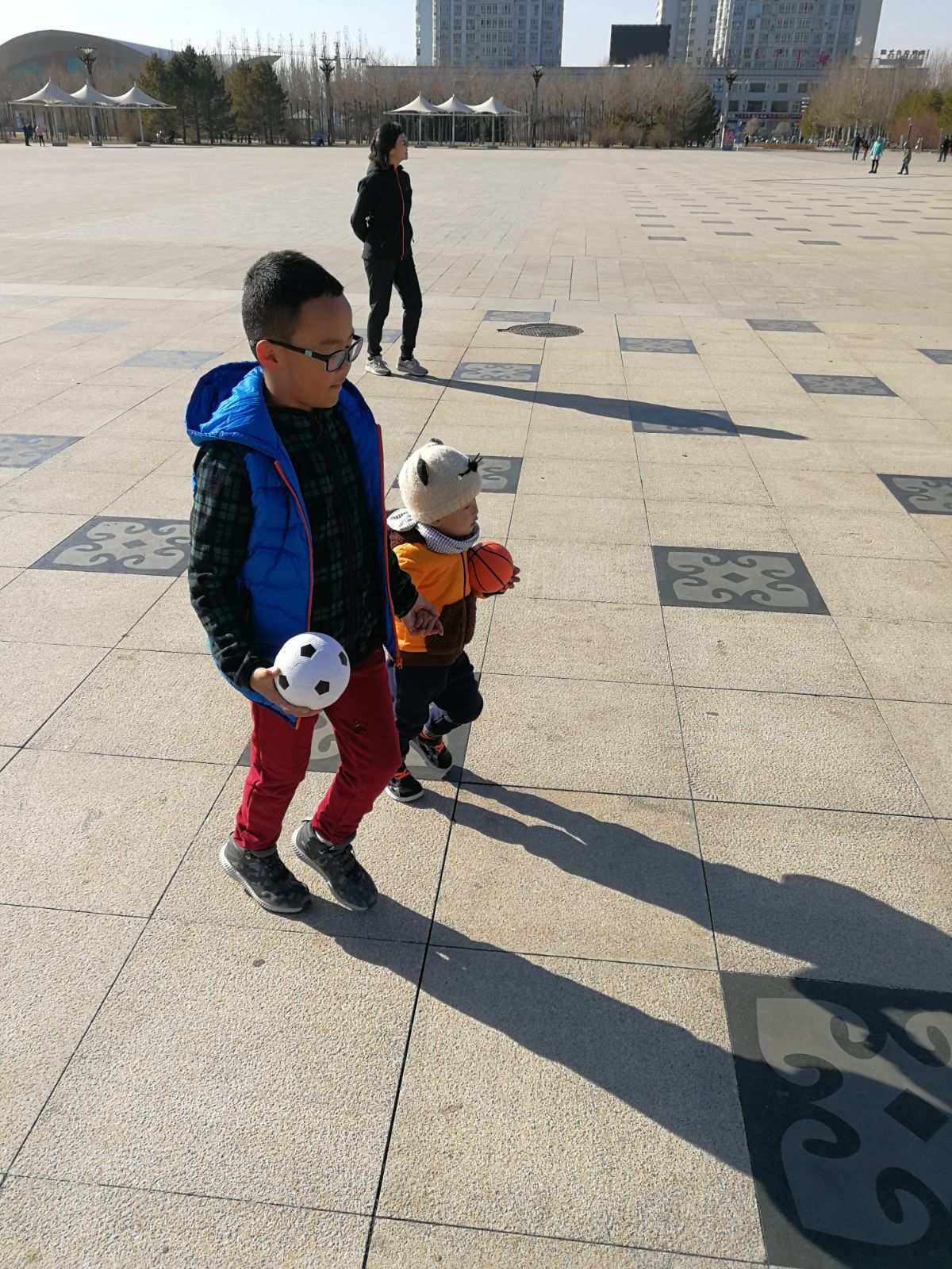 广场踢足球的图片_广场踢足球的图片卡通